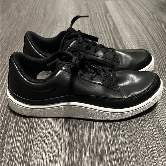 Allbirds Black and White Sneakers Sleek Design - Picture 5 of 7